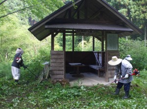 峠の休憩所（下に簡易トイレあります）