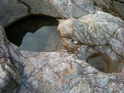 窪みに溜まった水